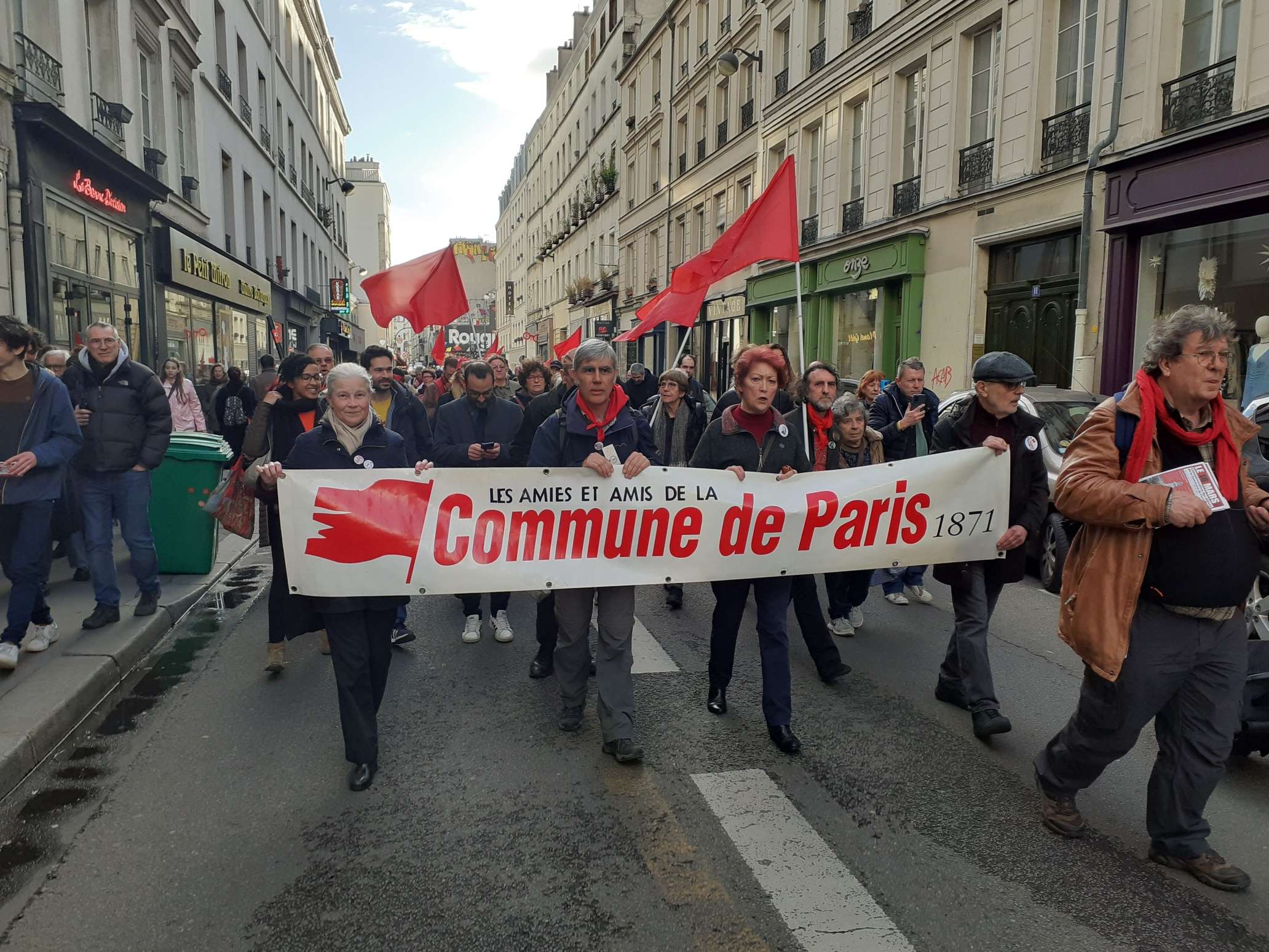 18 mars 2023 - Commémoration de la Commune par les Amies et Amis de la Commune de Paris 1871. En manif. rue Oberkampf dans le 11ème arrondissement.